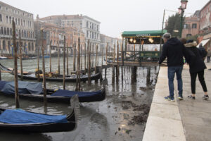 Canales de Venecia casi secos por inusuales mareas bajas 
