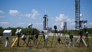 Fotografía cedida por la NASA donde se aprecian una cámaras instaladas por miembros de los medios informativos frente al cohete Falcon 9 de SpaceX con la nave espacial Dragon en la parte superior el sábado 25 de febrero en la plataforma de lanzamiento 39A en el Centro Espacial Kennedy de la NASA en Florida. EFE/Joel Kowsky/NASA
