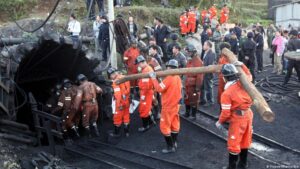 Al menos cuatro muertos tras inundarse una mina de carbón en China