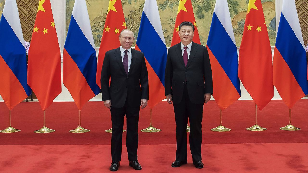 Putin y el máximo diplomático de China se comprometen a fortalecer lazos entre ambos países