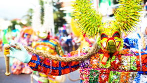 Carnaval de Santiago inicia tras superar impasse con grupos de lechones