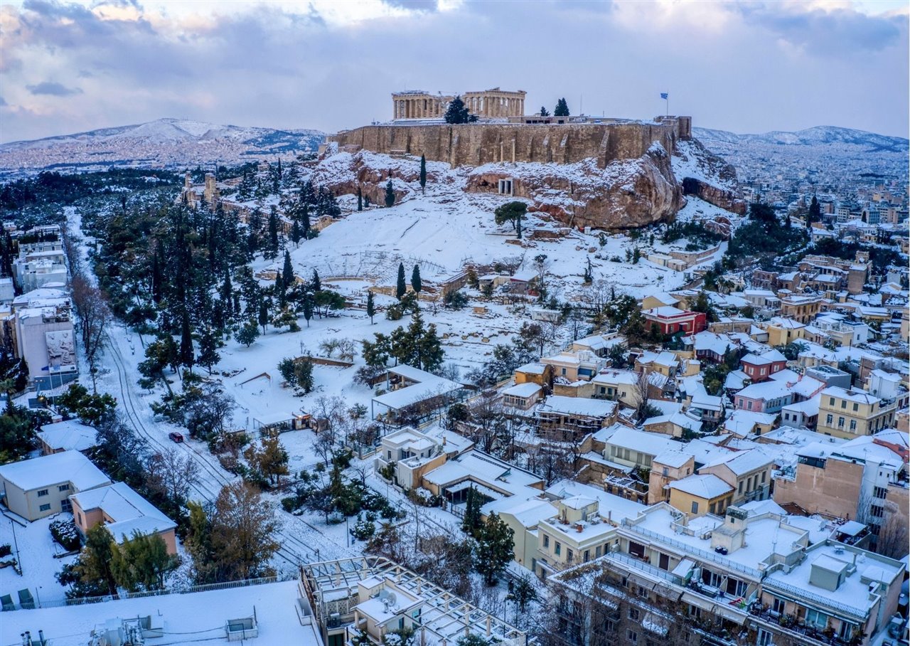Cierre de las escuelas y comercios en Atenas por temporal de nieve