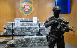 Ocupan 320 paquetes presumiblemente cocaína en operativos simultáneos en Caucedo Y SPM