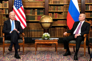 Vladimir Putin y Joe Biden se enfrentan en un duelo discursivo a solo 1200 km de distancia
