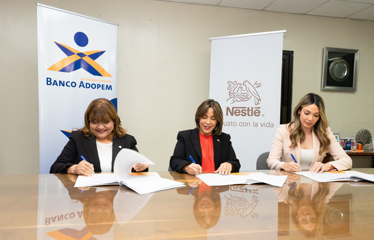 Banco Adopem y Nestlé(R) Dominicana reafirman acuerdo (más de 30 millones de pesos a emprendedores)