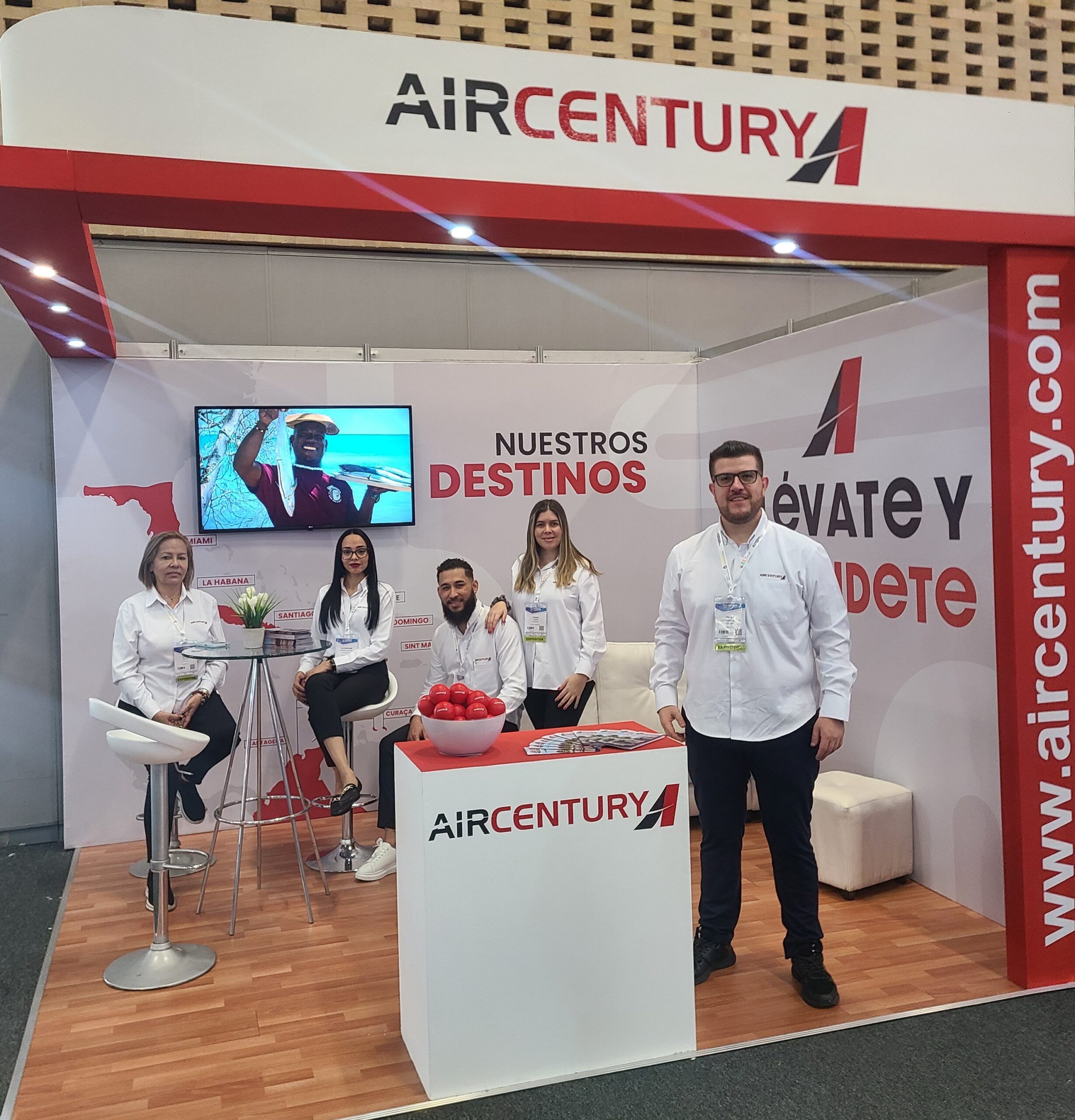 Air Century participa con éxito en la feria turística ANATO 2023 en Bogotá