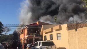 Incendio destruye dos viviendas en el sector Los Colones de Mao