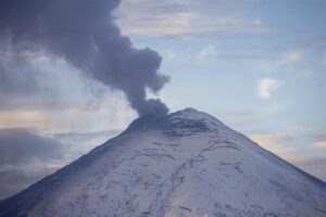 Leve caída de ceniza en el sur de Quito por actividad del volcán Cotopaxi