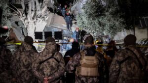 Al menos tres muertos y 700 heridos tras dos nuevos terremotos en Turquía 