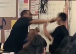 Captan a maestro golpeando a estudiante tras insultos racistas
