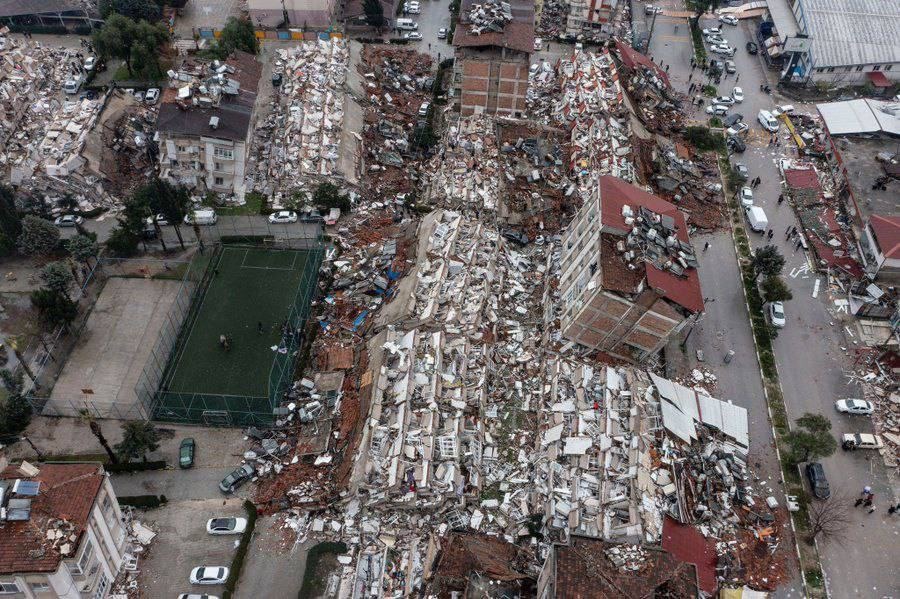Más de 2,300 muertos por el sismo: al menos 1,498 en Turquía y 851 en Siria