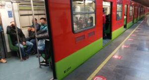 Metro de Ciudad de México acusa fallas a robos del crimen organizado