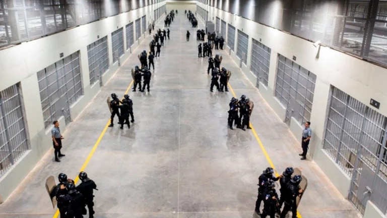 Nayib Bukele inauguró una megacárcel para 40.000 pandilleros en El Salvador aseguran que es la “más grande de América”
