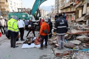 Otro milagro bajo las ruinas en Turquía: rescatan a un padre y su hijo, vivos 54 horas después del terremoto