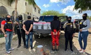 Apresan dos personas con 89 paquetes cocaína en una camioneta en Baní 