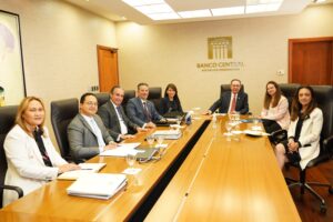 Valdez Albizu se reúne con directora asociada para Servicios Bancarios y Financieros del OTA
