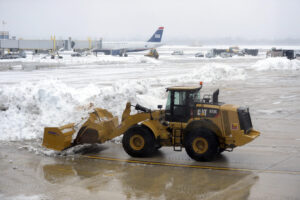 Tres muertos y unos 1,900 vuelos cancelados por una tormenta en EE.UU.