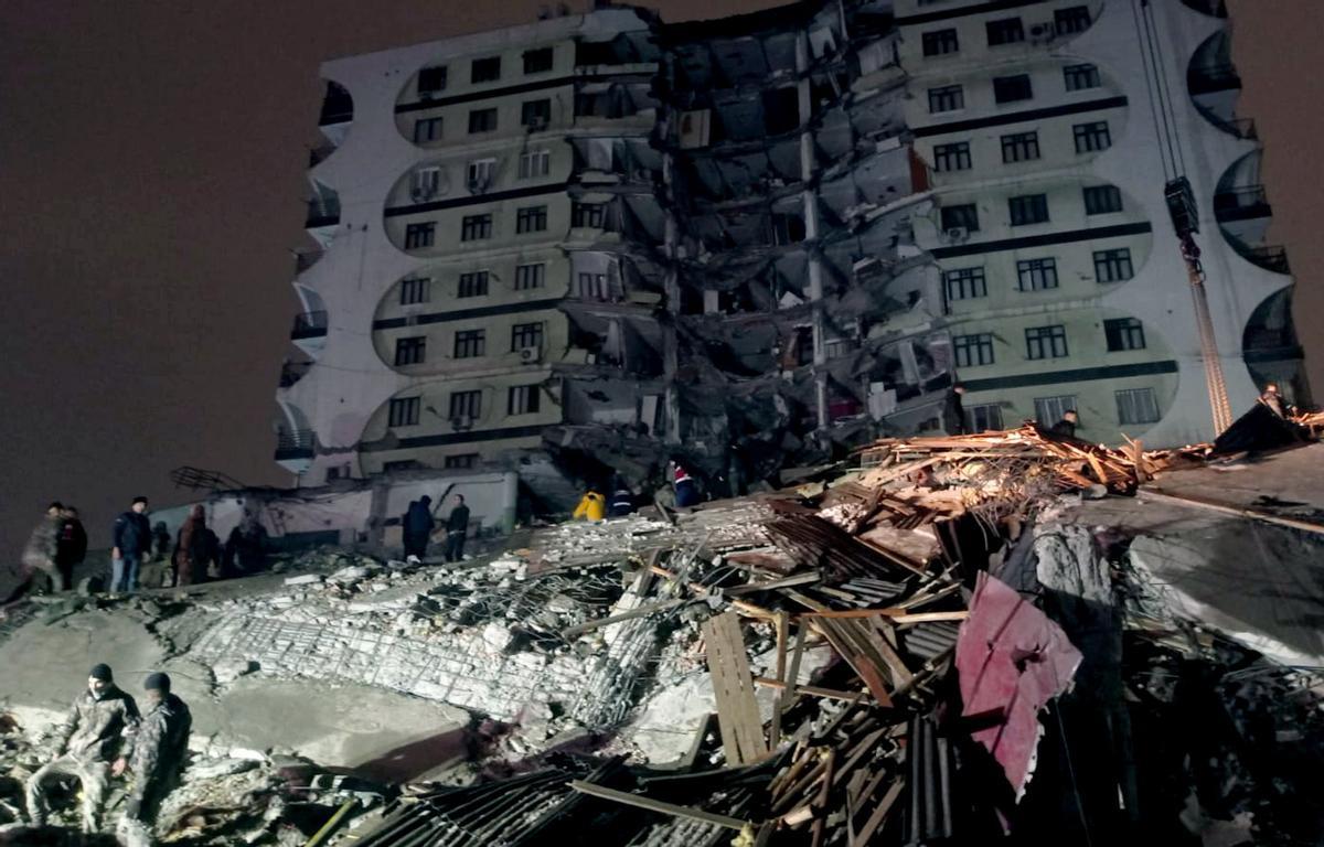Turquía declara tres meses de estado de emergencia en zona afectada por sismo