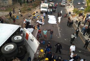 Sube a 17 la cifra de migrantes muertos por un accidente en México