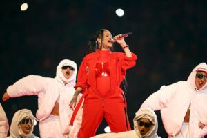 Celebridades y fanáticos elogia actuación de Rihanna en el Super Bowl