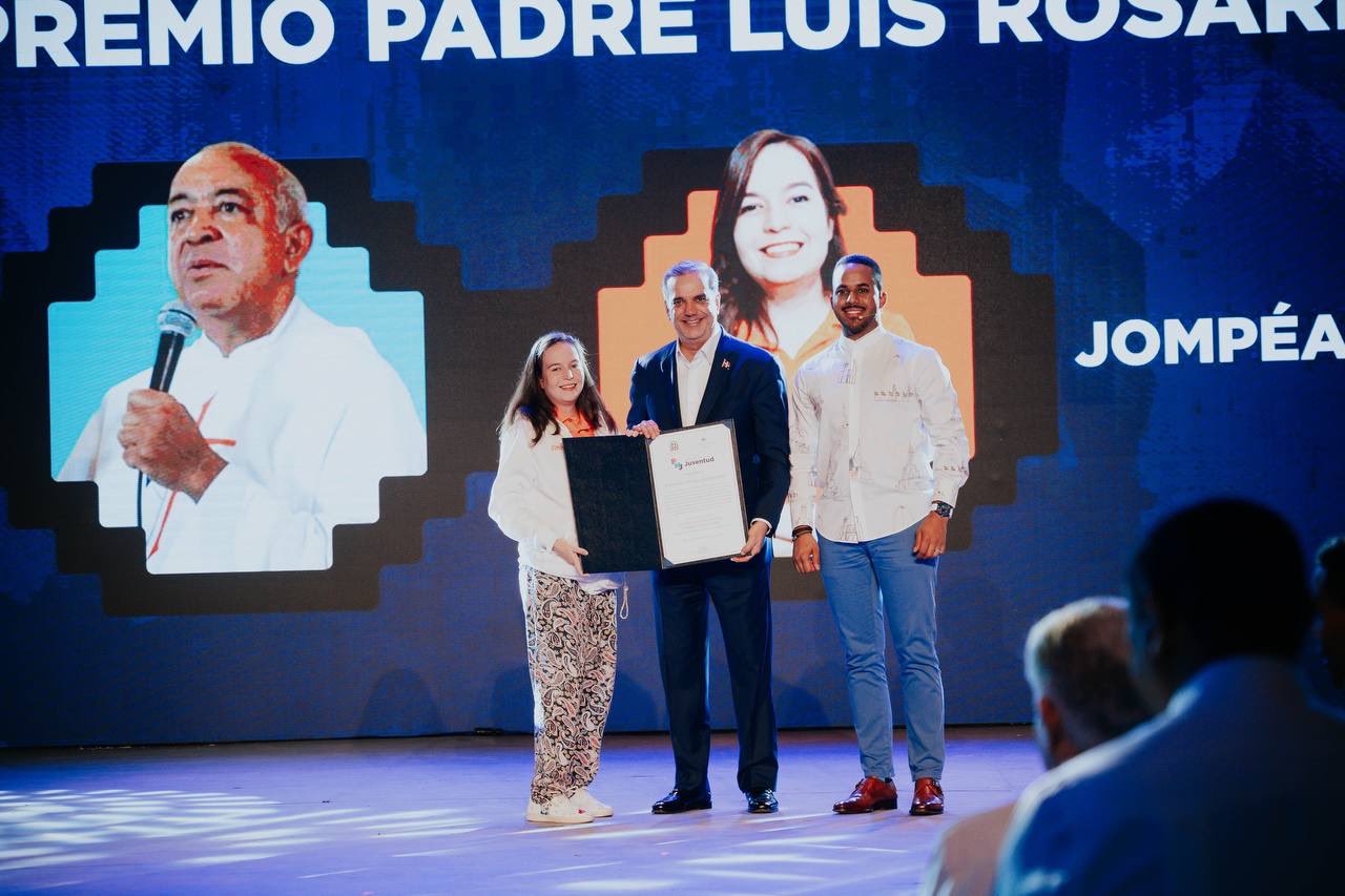 Directora de Jompeame recibe el gran Premio Nacional Juventud