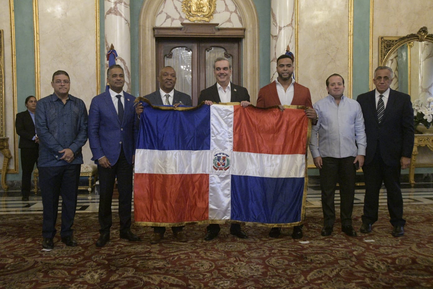 Presidente entrega bandera nacional al equipo del Clásico Mundial