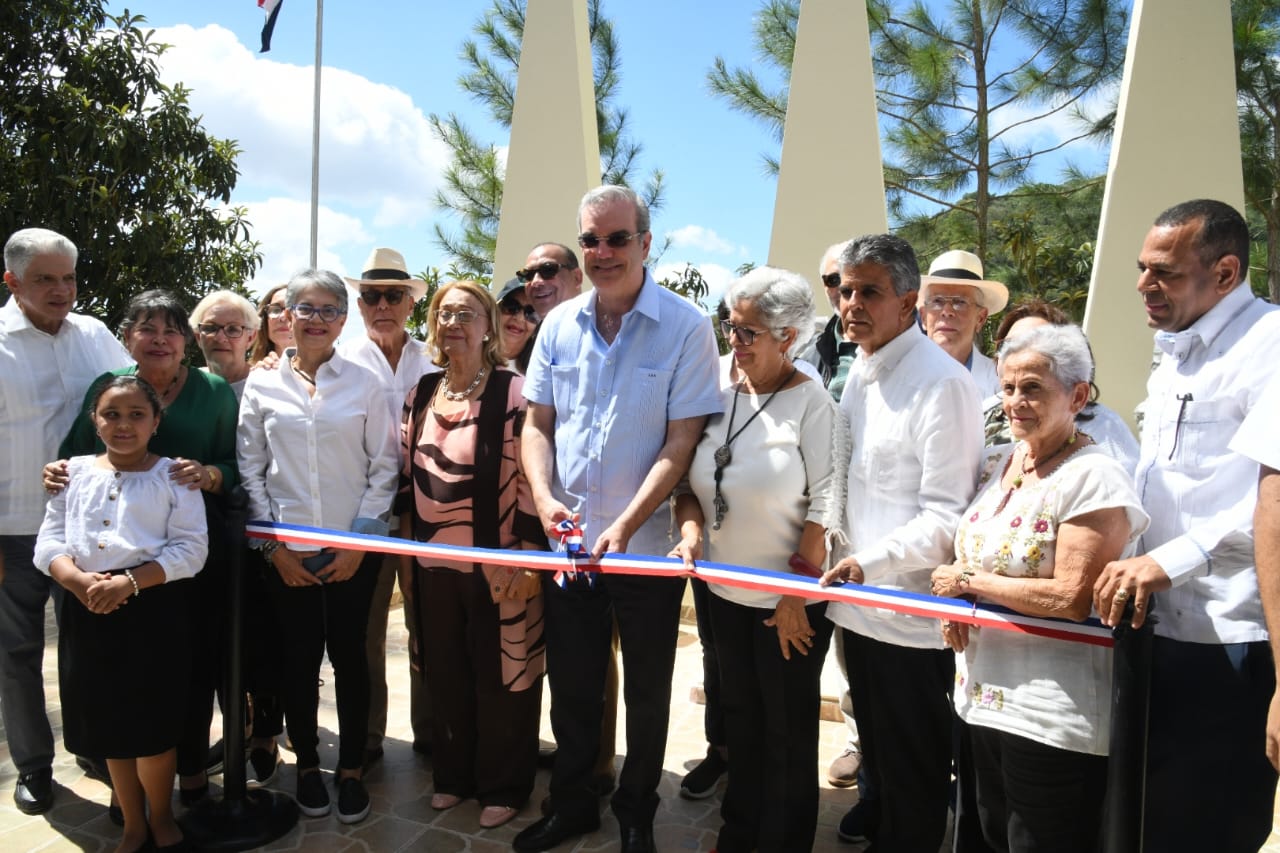 Abinader inaugura carretera donde cayeron abatidas Las Hermanas Mirabal