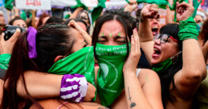 España aprueba ley que permite abortar a jóvenes de 16 años sin permiso de sus padres