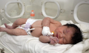 Conmovedor rescate de recién nacida tras terremoto en Siria; su madre había fallecido