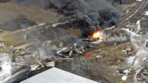 Contaminación ambiental tras incendio de tren en Ohio