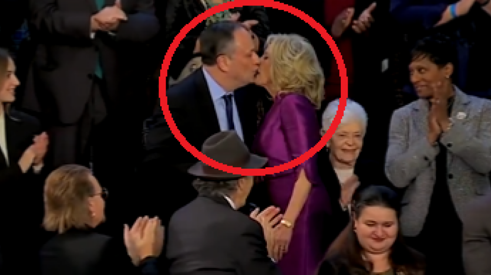 El comentado beso de Jill Biden al marido de la vicepresidenta Kamala Harris antes del discurso