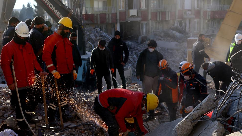 Rescatan con vida niño de 13 años en Turquía tras 182 horas atrapado entre escombros