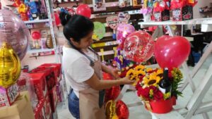 San Valentín dinamiza comercio; decenas acuden por obsequios 