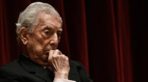 La Academia Francesa recibe de forma solemne a Mario Vargas Llosa