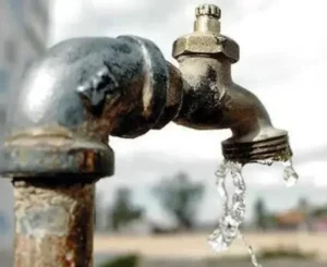 Residentes de Los Alcarrizos desesperados por la escasez de agua potable
