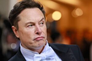 Exempleado de Twitter aseguró que Elon Musk nunca va solo al baño por miedo a ser atacado 