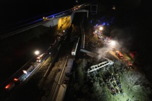 Suben a 36 los muertos por la colisión de dos trenes en Grecia central