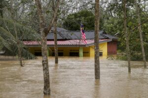 Al menos 3 muertos y casi 35,000 evacuados por inundaciones en Malasia

