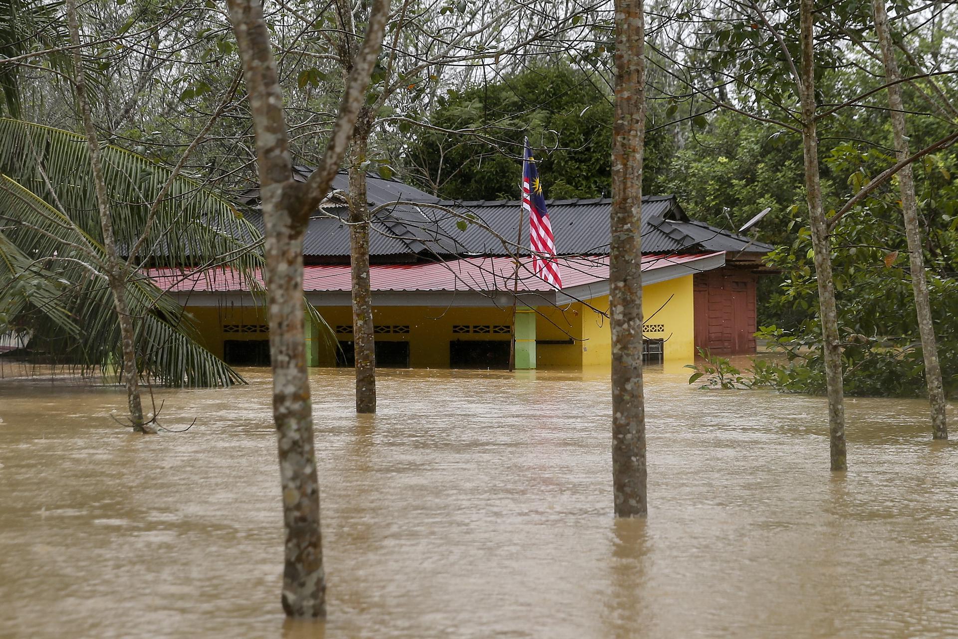 Al menos 3 muertos y casi 35,000 evacuados por inundaciones en Malasia