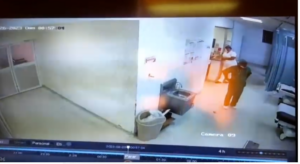Video de agresión a personal médico en Hospital de Salcedo