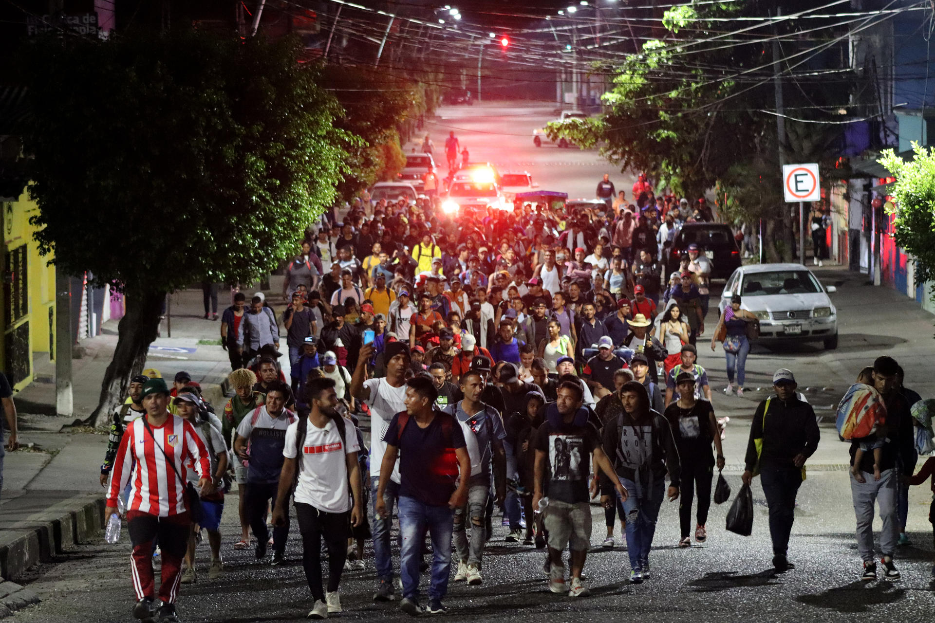 Caravana con unos 1,000 migrantes parte de México a Estados Unidos
