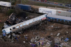 Detienen al jefe de la estación tras mortal choque de trenes en Grecia

