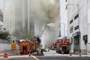 Dos bomberos heridos y tres escuelas evacuadas por un incendio en Hong Kong