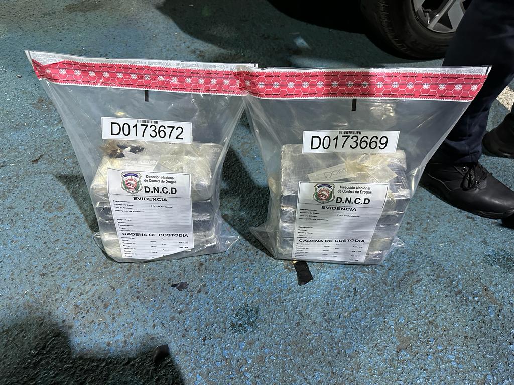 Frustran transacción de 10 paquetes presumiblemente cocaína; arrestan dos hombres
