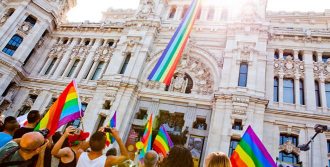 Los parejas del mismo sexo luchan por su derecho a ser padres en Italia