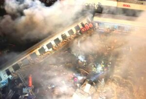 Grecia declara tres días de luto tras la muerte de 36 personas tras colisionar dos trenes