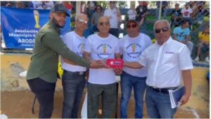 Deportistas de Villa La Mata reconocen grupo MIMA por aportes al deporte