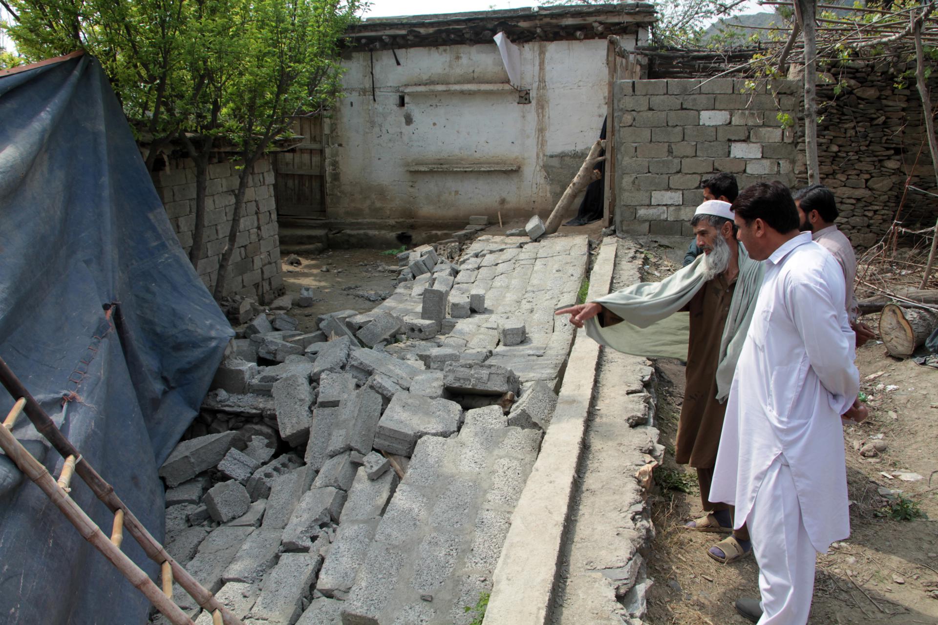 Suben a 13 los muertos y 230 heridos en Afganistán y Pakistán tras terremoto