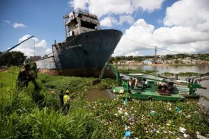 Medio Ambiente localiza nueve barcos hundidos en los ríos Ozama e Isabela