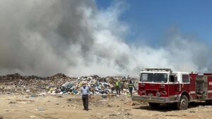 Autoridades de Jarabacoa realizan esfuerzo para sofocar incendio afecta vertedero